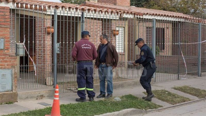 Encontraron a una mujer y a su hija sin vida en el interior de su ...
