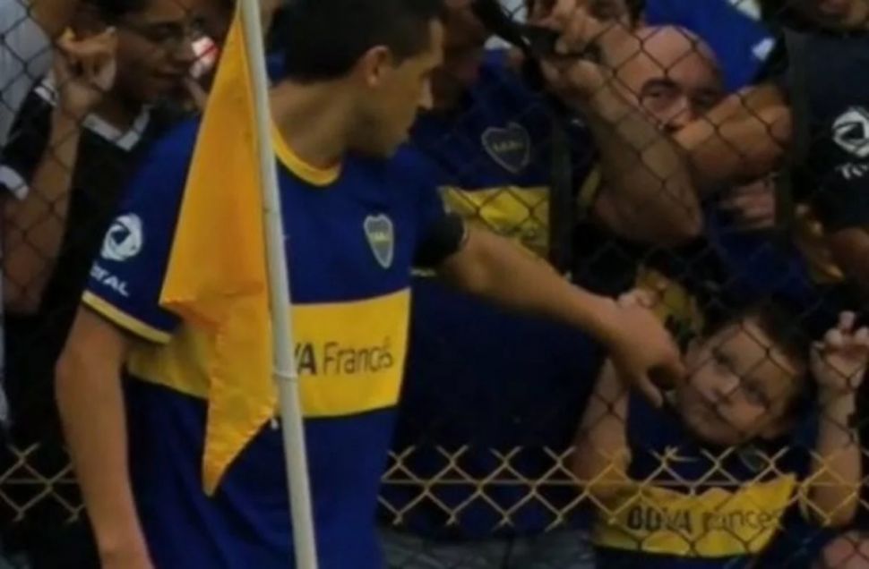 El día que Riquelme fue a ejecutar un corner y Joaquín lo miraba detrás del alambrado El día que Riquelme fue a ejecutar un corner y Joaquín lo miraba detrás del alambrado