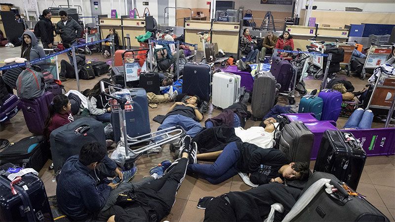 La situación en Santiago provocó la cancelación de cientos de vuelos en el aeropuerto