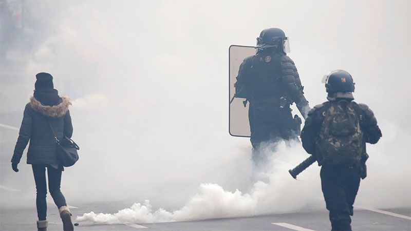 Policías lanzaron gases lacrimógenos contra los manifestantes.