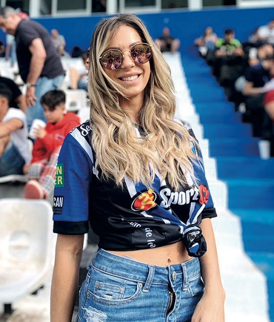 Noelia Marzol con la camiseta de Almagro