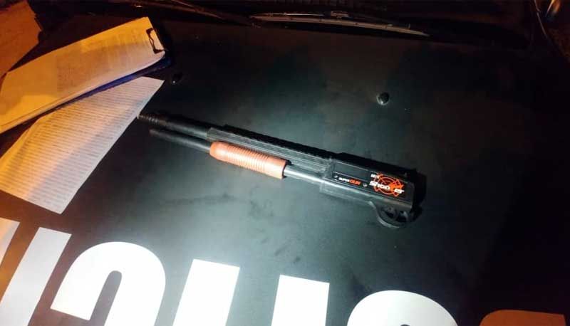 El arma de juguete con la que amenazó el delincuente a la policía. 