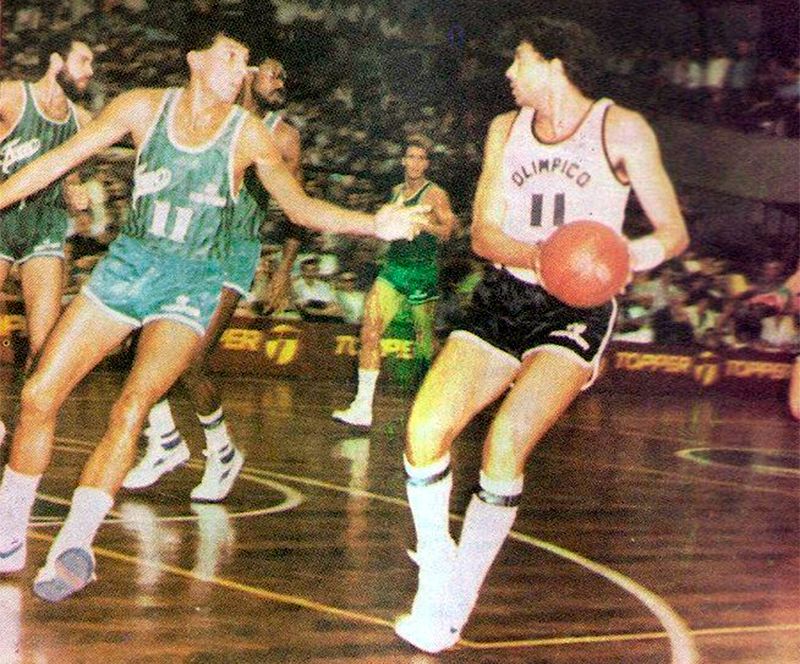 Gustavo Gómez ante Miguel Cortijo en el debut de Olímpico ante Ferro. 