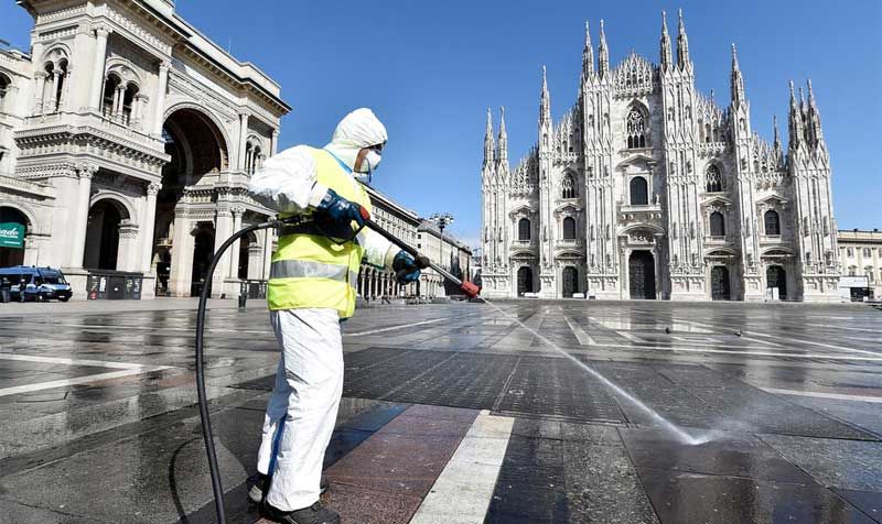 Un trabajador desinfecta la Piazza del Duomo (Plaza de la Catedral), en el centro de Milán, Italia, 31 de marzo de 2020. 