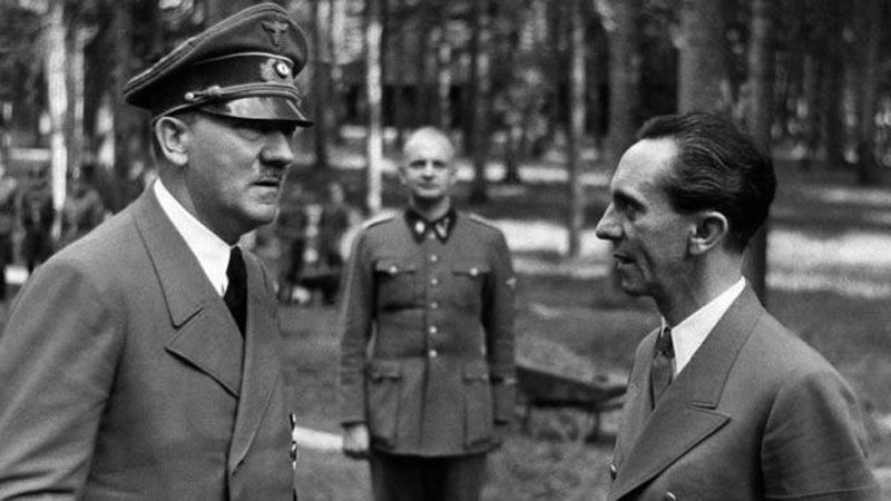 Heinz Linge (centro), el asistente personal de Hitler, estuvo en el búnker hasta el final y que pudo contar luego los detalles de lo ocurrido. 