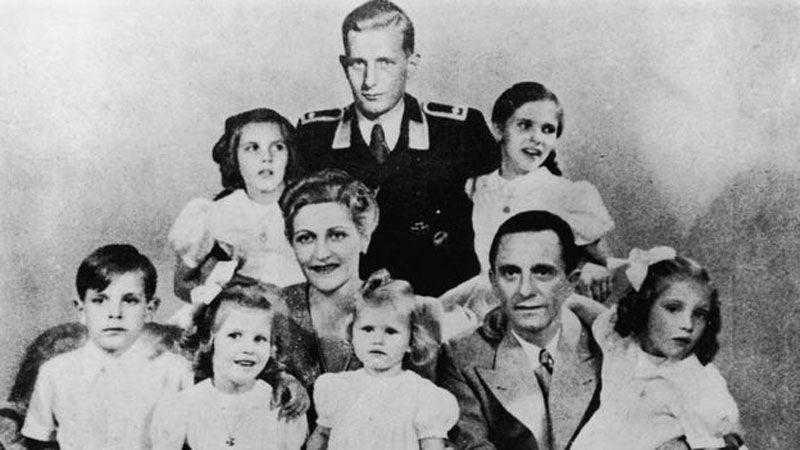Joseph y Magda Goebbels junto a sus seis hijos acompañaron a Hitler hasta el final. El uniformado es Harald Quandt, hijo del primer matrimonio de Magda Goebbels. 