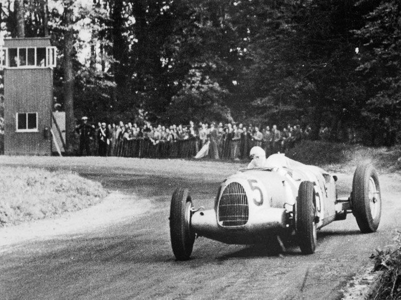 Bernd Rosemeyer sobre un Type C, en Donington. 