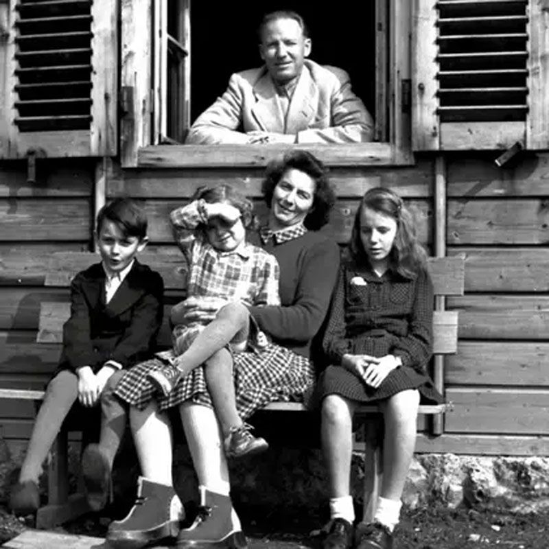 Horst Wachter (sentado a la izq.), su madre y dos de sus hermanas y su padre de pie. 