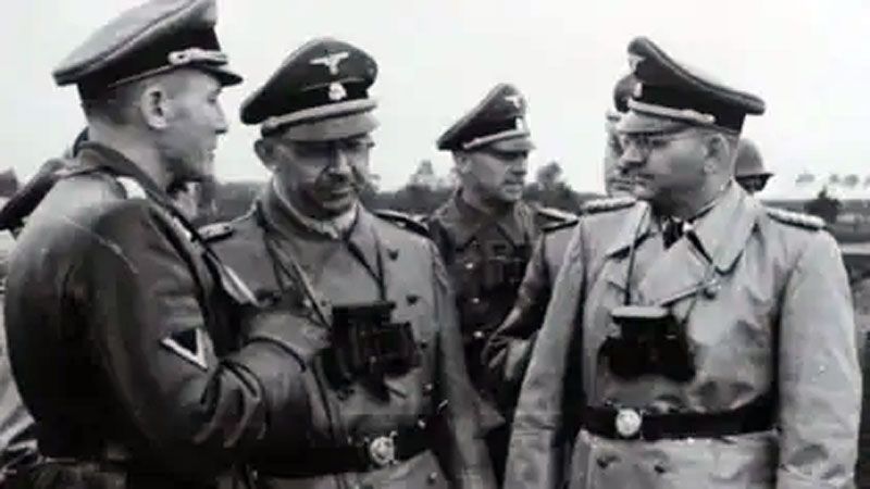 Otto von Wächter (izq.) con Heinrich Himmler (centro), en 1942. 