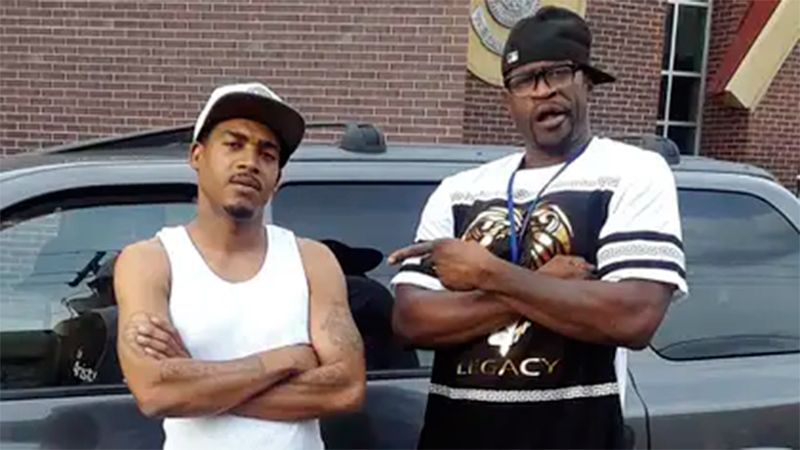 George Floyd posa con su amigo Christopher Harris. 