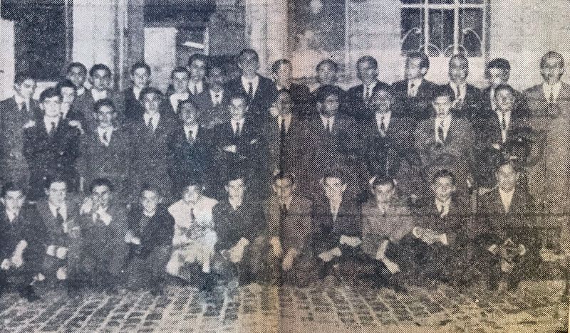 El primera equipo de rugby de Santiago Lawn Tennis, en la vereda del diario El Liberal. 