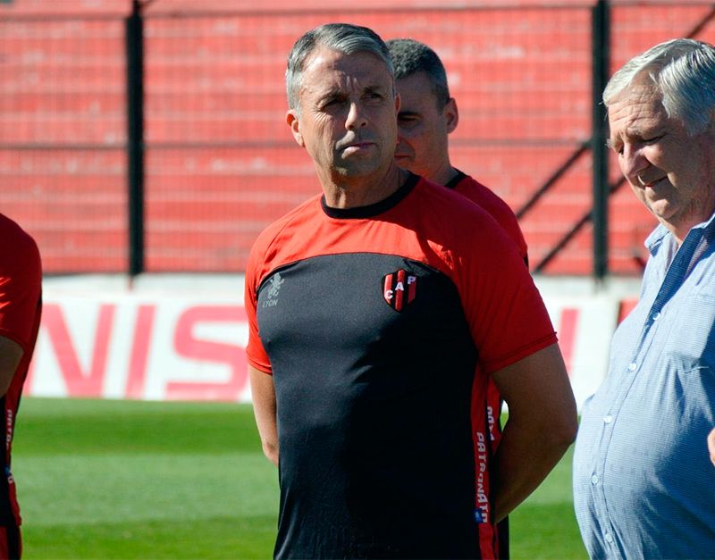 Patronato confirmó la continuidad del entrenador Gustavo Álvarez