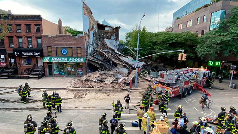 Los bomberos trabajaron para evitar el colapso de otras estructuras y buscaron personas entre los escombros. Foto: NYPost.  