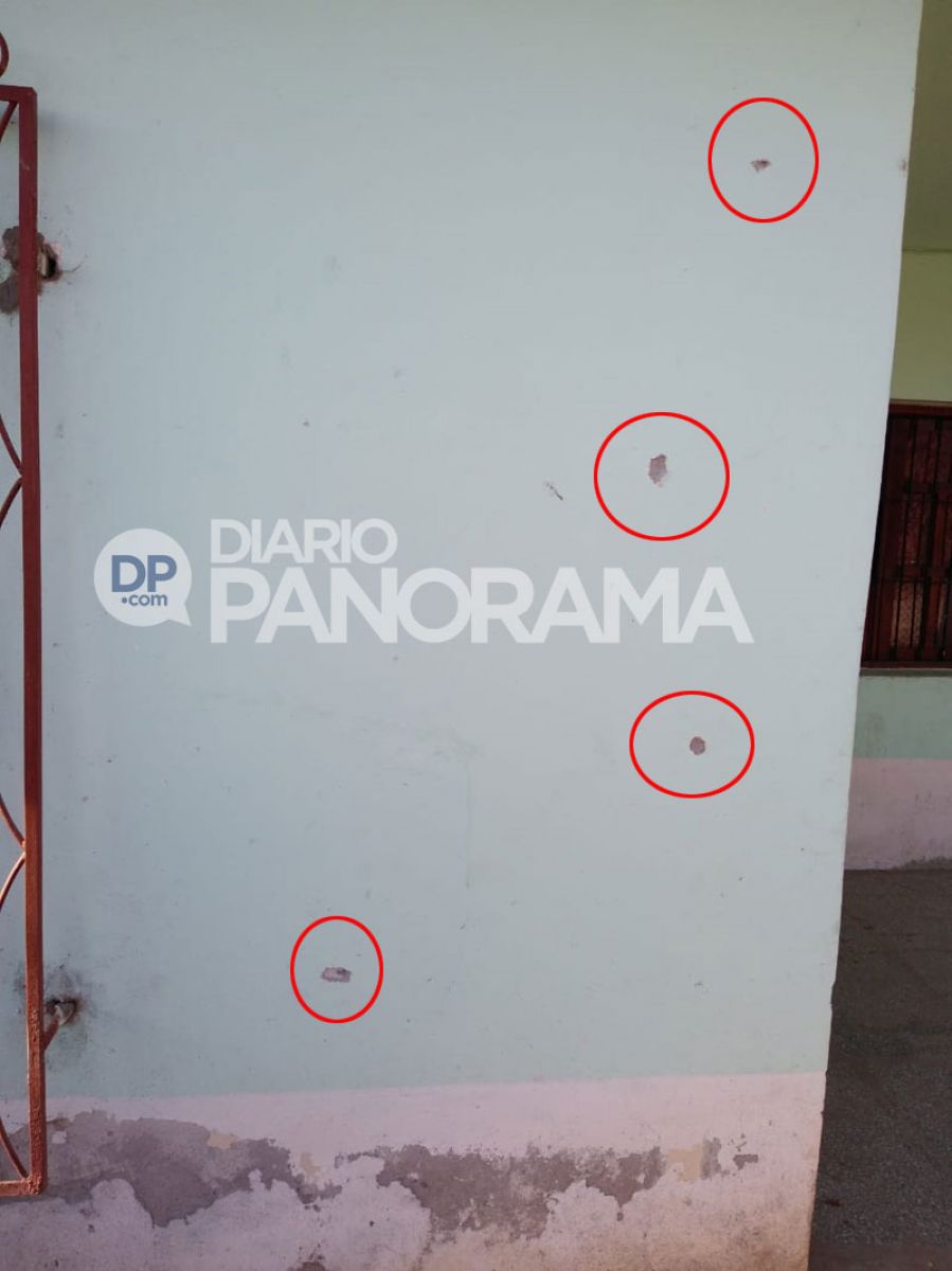 Marcas de impactos en el frente de la vivienda. 