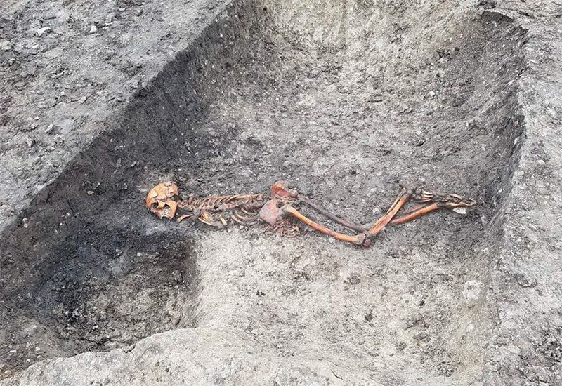 La foto del esqueleto hallado con las manos atadas y boca abajo.  