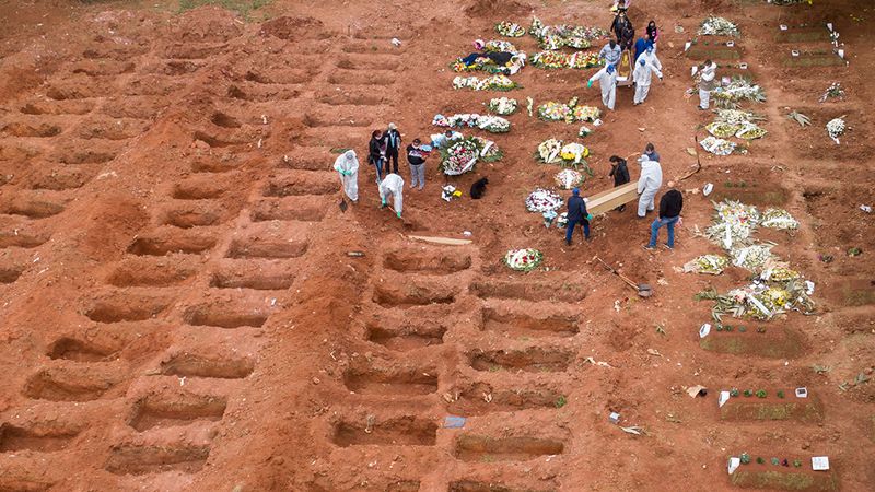 Funerales de víctimas del covid-19 en Brasil. 