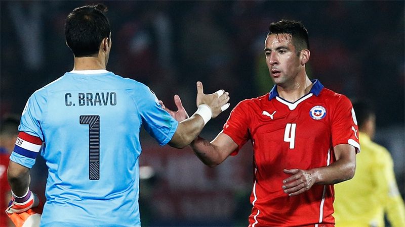 Claudio Bravo y Mauricio Isla, referentes de la selección de Chile. 