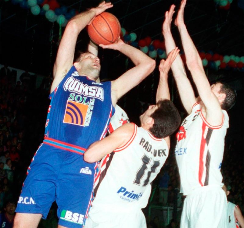 La potencia de Rubén Pikaluk en el poste bajo. Foto: Diario El Liberal 