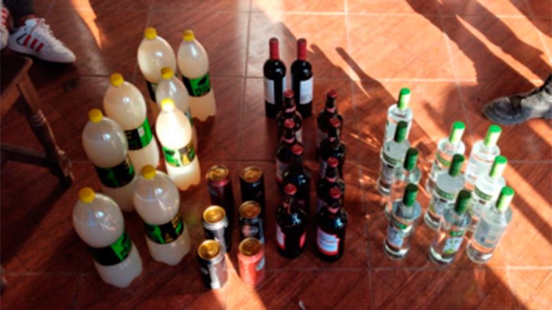 Bebidas secuestradas en una reunión ilegal.  