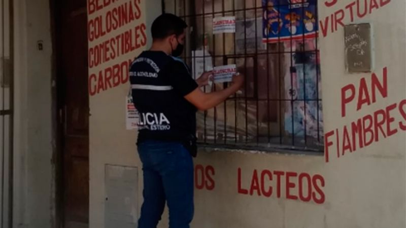Comercio clausurado en un barrio de la ciudad Capital.  
