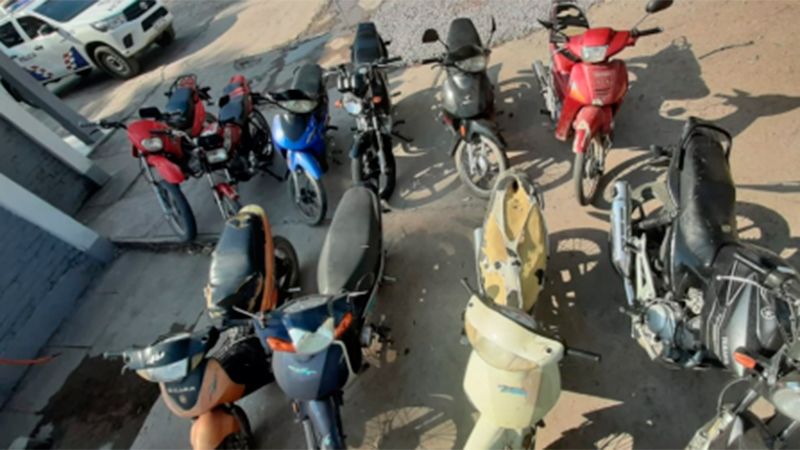 Motos secuestradas a personas que circulaban fuera del horario establecido en La Banda.  