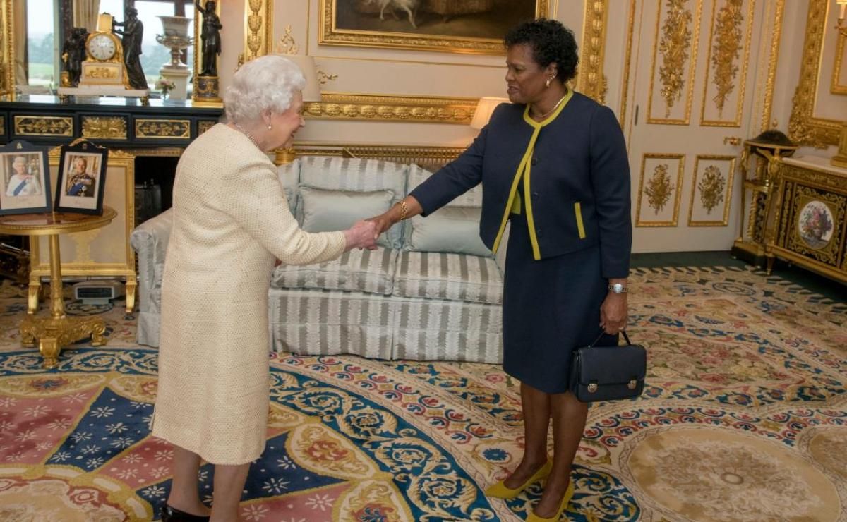 La gobernadora Sandra Mason saluda a la Reina. 