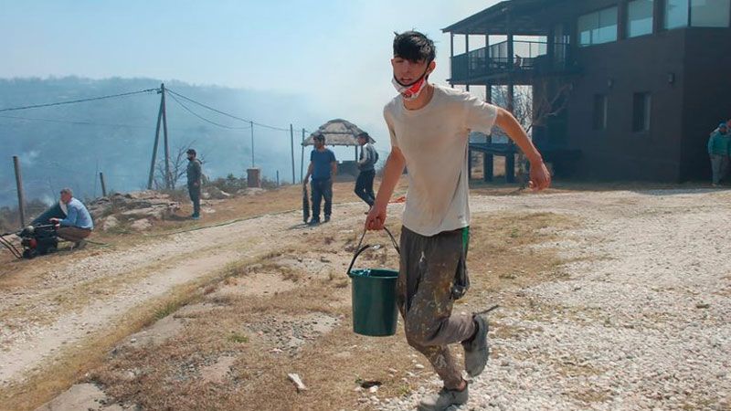 Los vecinos ayudan e intentan defenderse del fuego (Foto: InfoCordoba) 