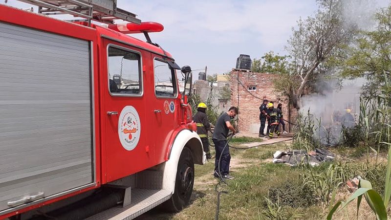 Quema de basura casi provoca el incendio de una vivienda - Diario Panorama