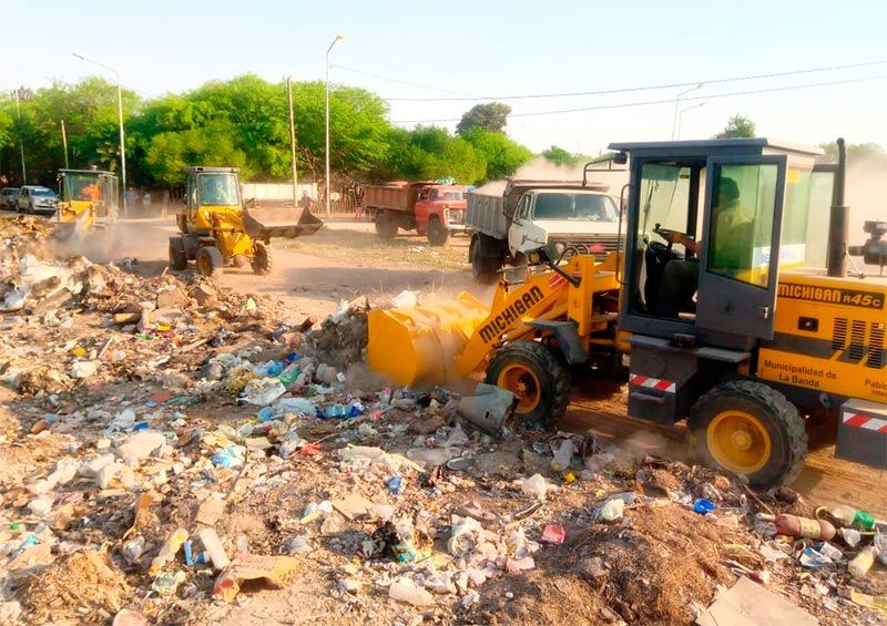 Amplio despliegue en un operativo de limpieza en el barrio Sarmiento ...
