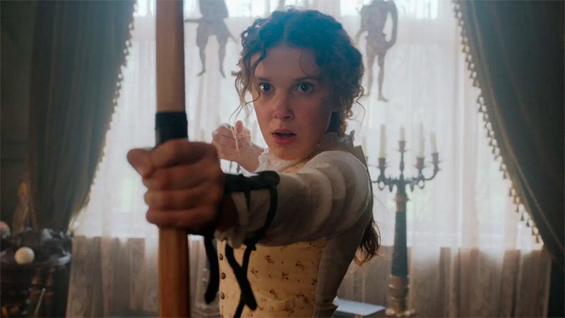 Millie Bobby Brown como Enola Holmes. 