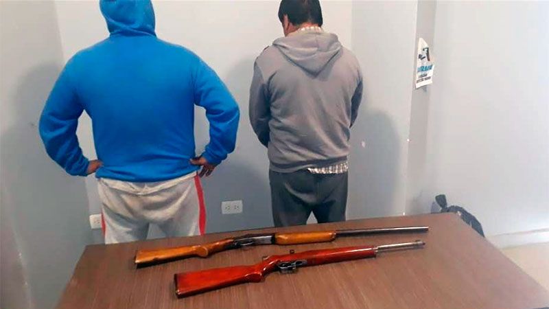 En allanamiento detienen a un padre y su hijo, y secuestran armas de ...