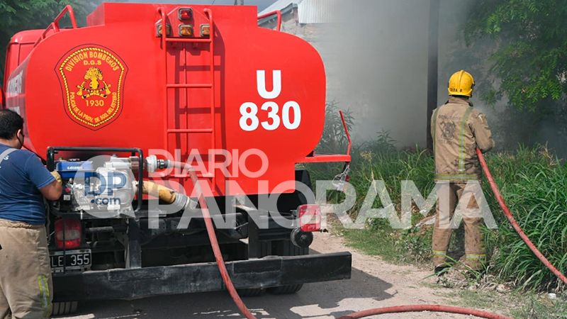 Bomberos de la policía sofocaron las llamas. 