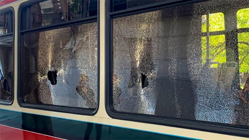 El automovilista destrozó todas las ventanas del colectivo.  