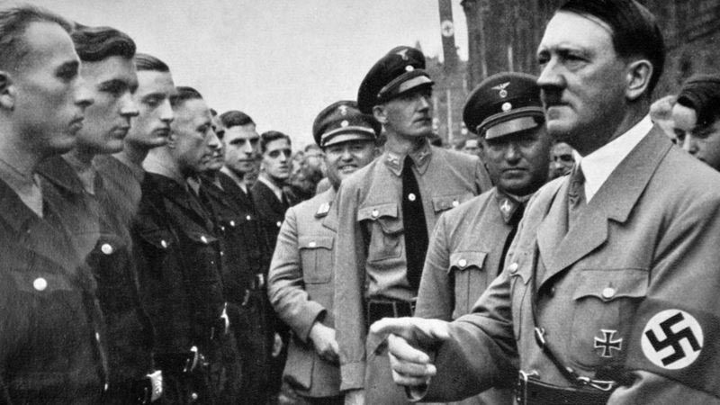 Robert Ley, atrás de Adolf Hitler 