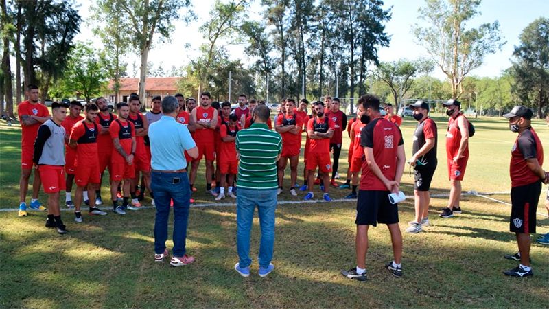 El presidente José Alfano, presentando al nuevo cuerpo técnico. Foto: prensa Central Córdoba. 
