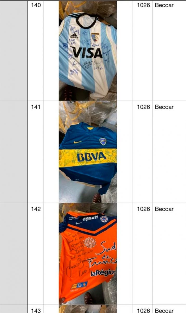 Las casacas de la Selección Argentina y del plantel de Boca dedicadas a Maradona. 