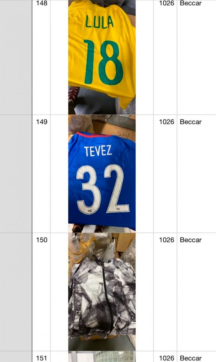 Camisetas de Lula y Tevez junto a indumentaria que perteneció a Diego Maradona. 