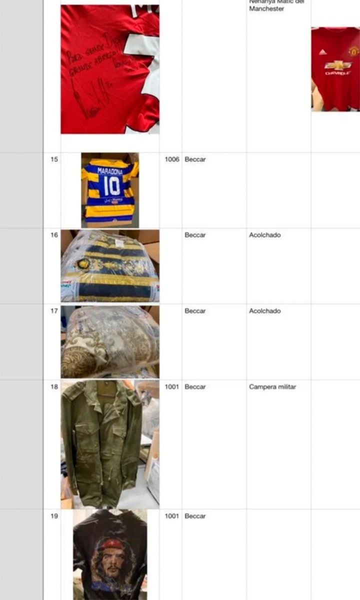 Los sillones que Diego tenía en su casa en Asia y su colección de camisetas.  