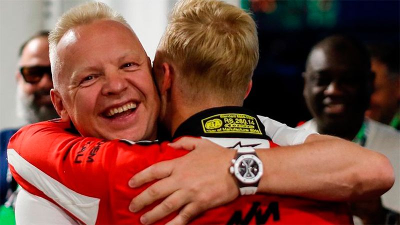 Dmitry abraza a su hijo. 