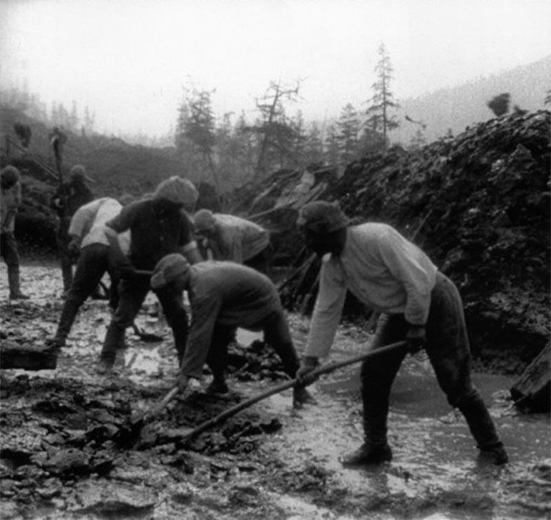 Prisioneros construyendo la ruta 