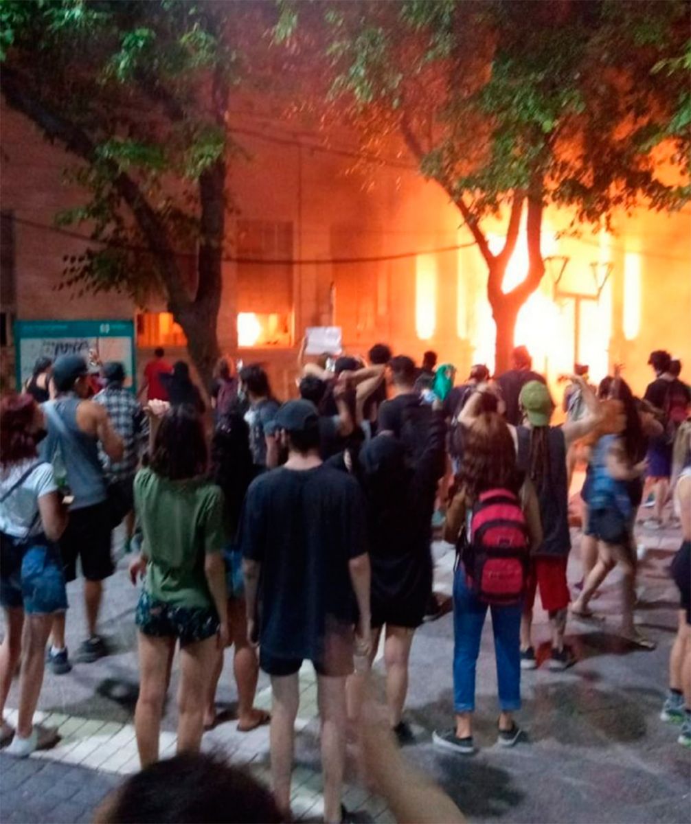 Furia en Mendoza: incendian la Legislatura tras el femicidio de Florencia  Romano - Diario Panorama Movil