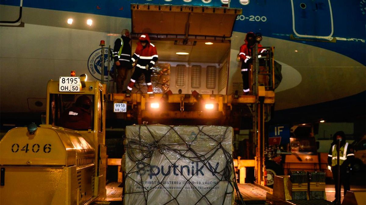 El cargamento siendo subido al avión de Aerolíneas en Moscú.  