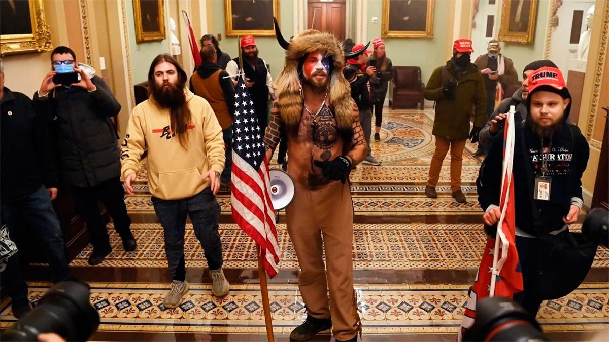 Partidarios de Trump en el interior del Capitolio 