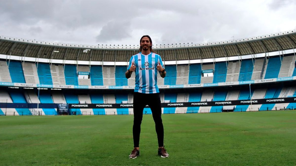 Ezequiel Schelotto se convirtió en el primer refuerzo de Racing
