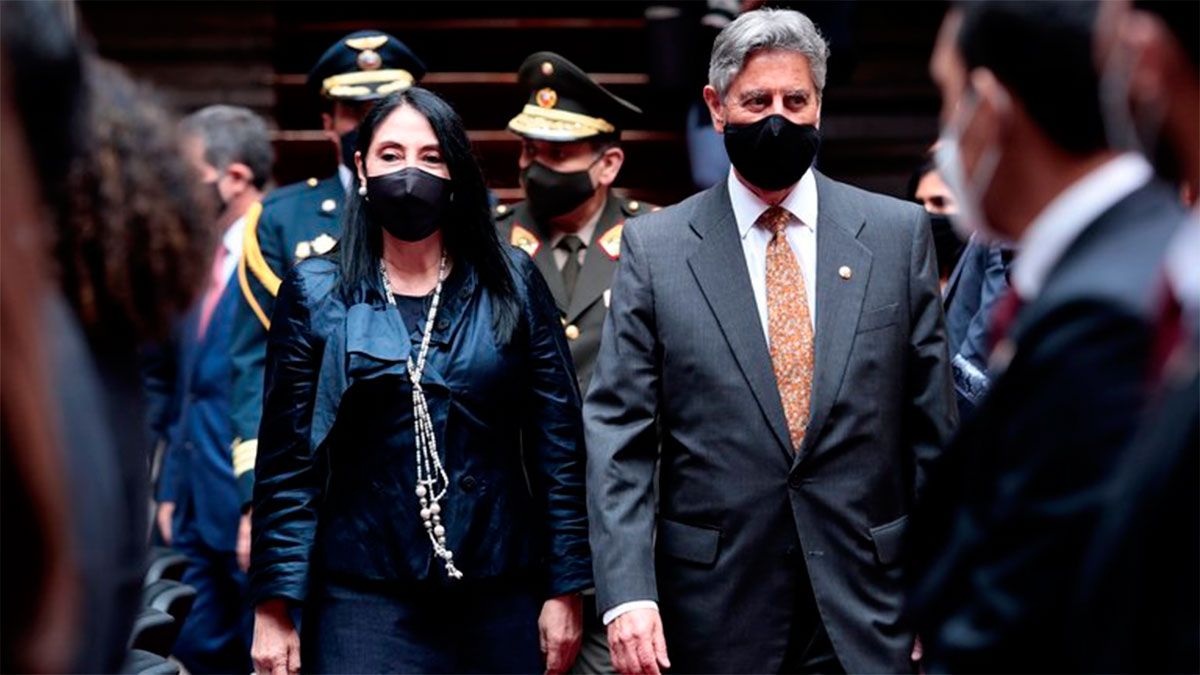 El presidente interino de Perú, Francisco Sagasti, y Elizabeth Astete 