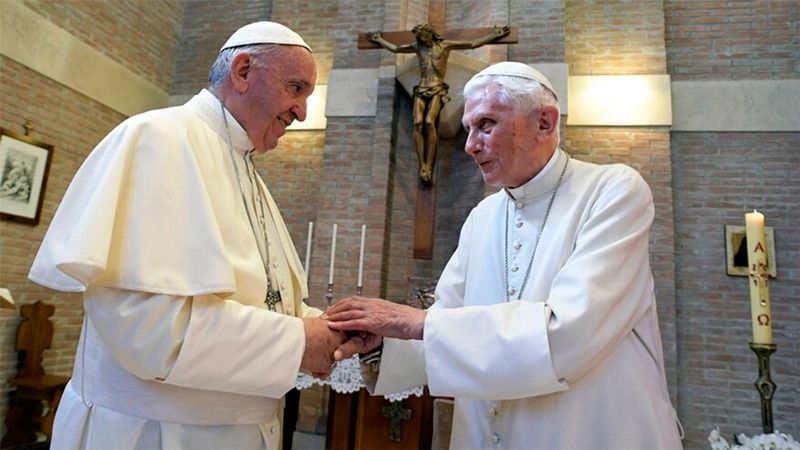 El Papa Francisco con Benedicto XVI 