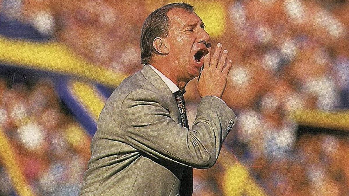 Carlos BiIardo, dirigiendo a Boca. 