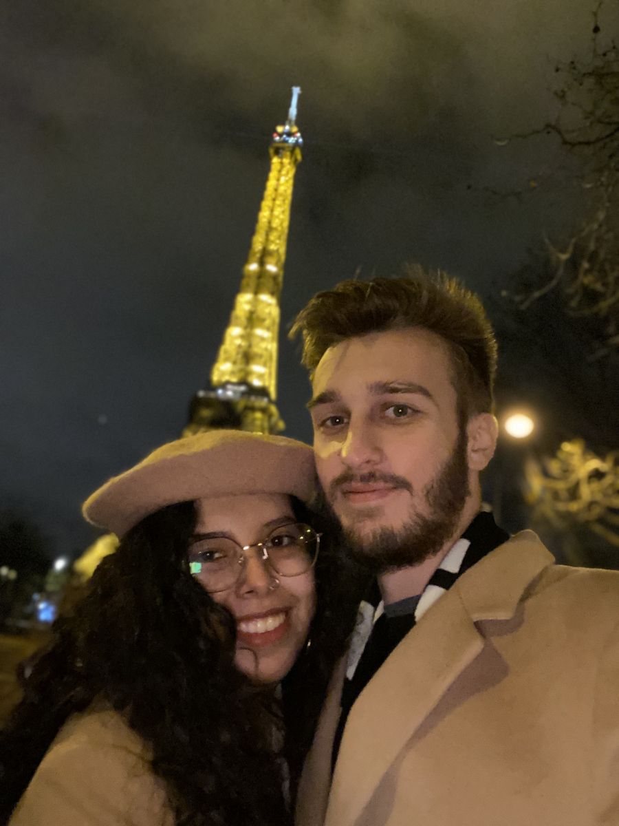 La feliz pareja disfrutando de París. 
