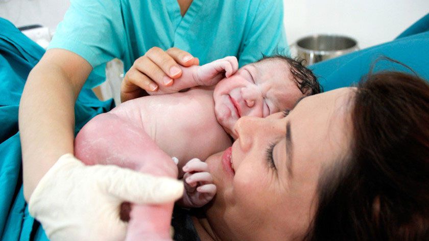 A muchas mamás no se les permite tener a sus bebés cerca en la cesárea 