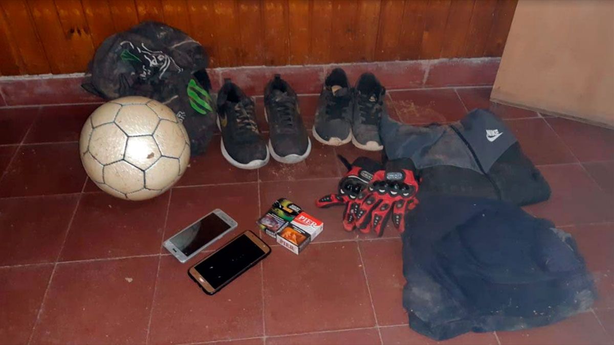 Jugaban al fútbol, llegó la Policía y escaparon dejando sus pertenencias - Vimarsana News